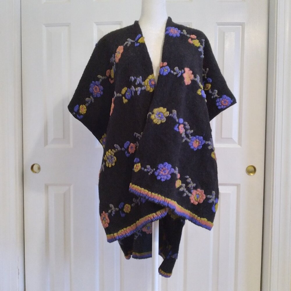 NWT Iperico Italian Wool Blend Shawl w/Crocheted Multicolored Flowers One Size